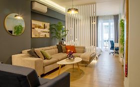 Gimispaceone - White Tower Curated Suite With Balcony